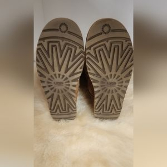 UGGS TRIPLE BUTTON BOOTS OFFERS ALWAYS WELCOME 🤗 Sz 8 - Picture 9 of 13